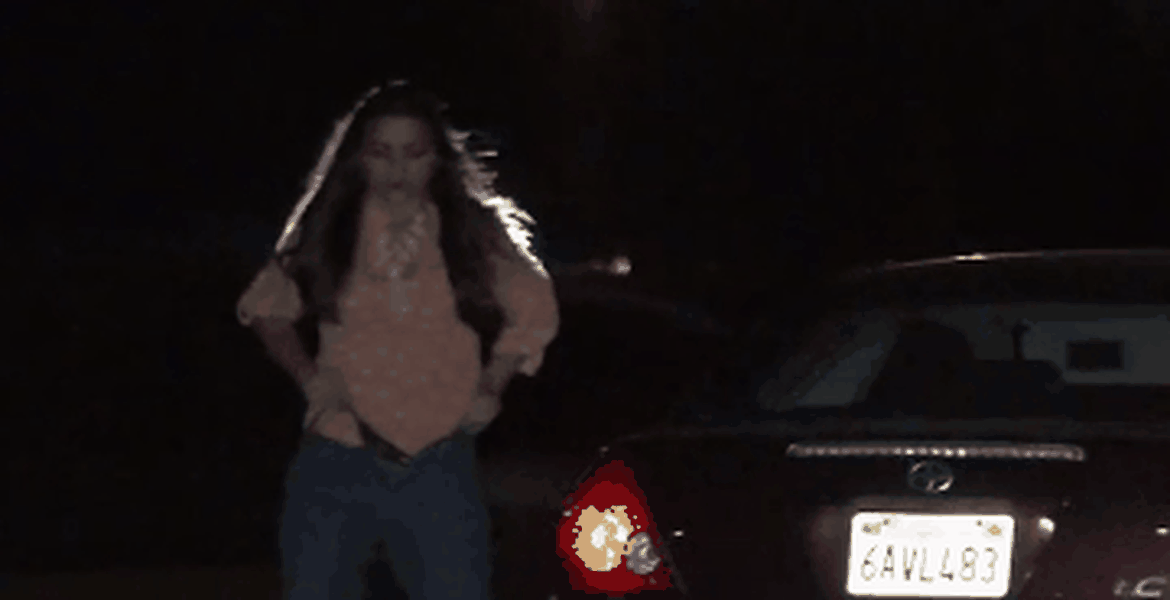 FEMEIA a oprit maşina pe mijlocul autostrăzii, noaptea, pentru un motiv bizar – VIDEO