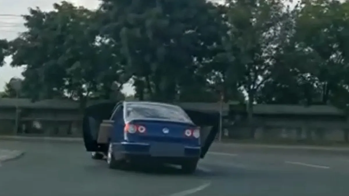 Șofer filmat în timp ce transporta canapeaua cu un Volkswagen Passat