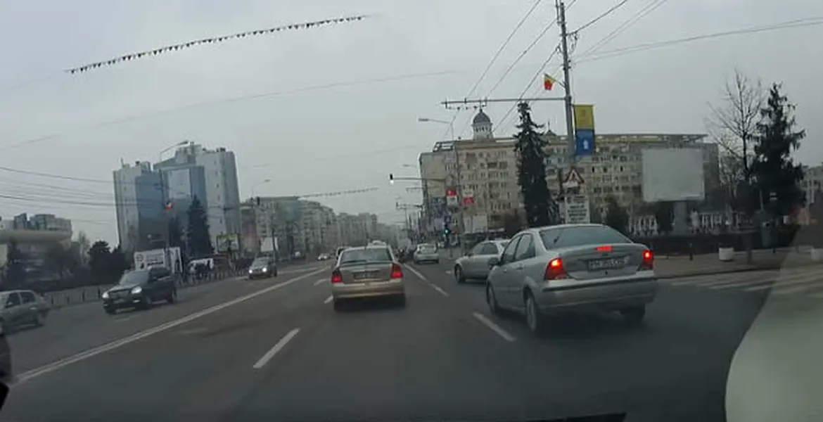 Omu` a crezut că poate să iasă pe stradă ca la el în comună, însă a tăiat faţa cui nu trebuia – VIDEO