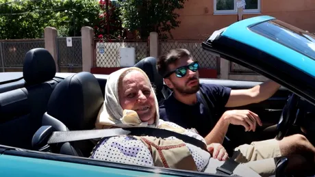 Mircea Bravo a plimbat-o pe celebra bunică la bordul noului său BMW decapotabil
