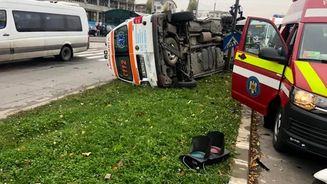 Un BMW a răsturnat o ambulanță în Capitală