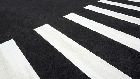 Un bărbat și-a făcut propria trecere de pietoni la o intersecție din Brăila