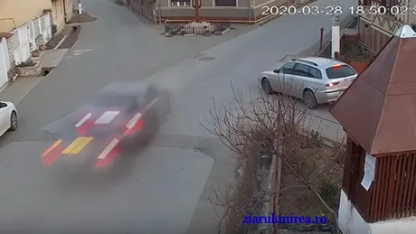 O mașină a intrat frontal în zidul unei locuinţe - VIDEO