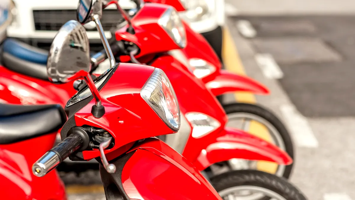 Scuterul, o alternativă tot mai luată în calcul în marile orașe. De ce este mai eficient decât mașina sau metroul