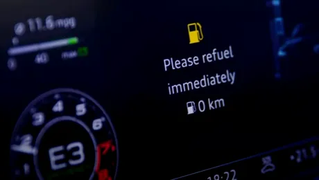 Ce pățește mașina când rămâi fără benzină sau motorină în mers. Cum poți evita o avarie majoră