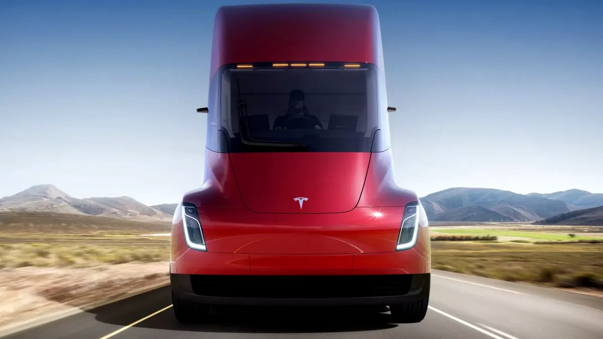 Cât va costa camionul electric Tesla. Are o autonomie şi acceleraţie record - VIDEO