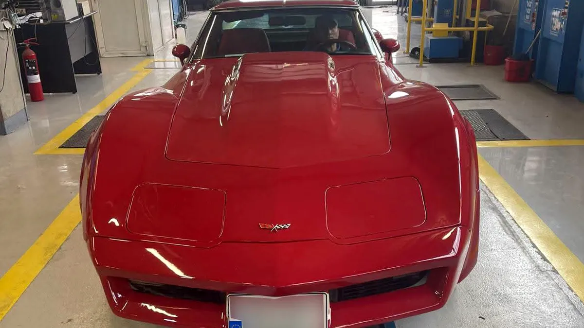 Chevrolet Corvette, fabricat în urmă cu aproape o jumătate de secol, fotografiat la RAR Iași