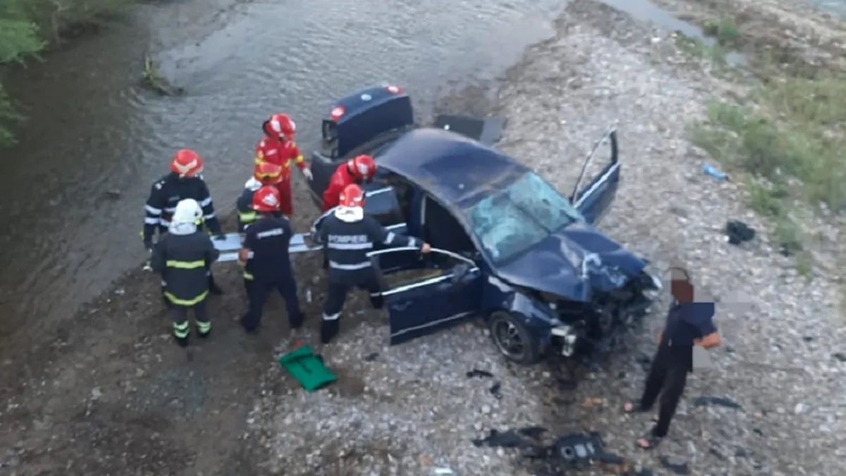 Un autoturism a căzut de pe pod în județul Neamț - FOTO