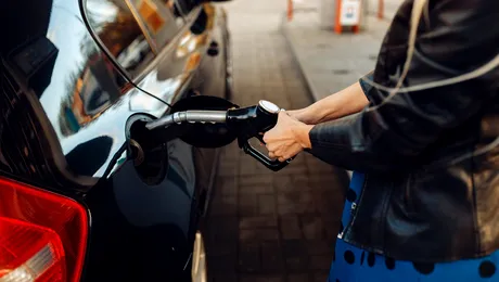 O secundă de neatenție la pompă. Ce faci dacă ai pus motorină în loc de benzină și cum te ajută asigurarea auto