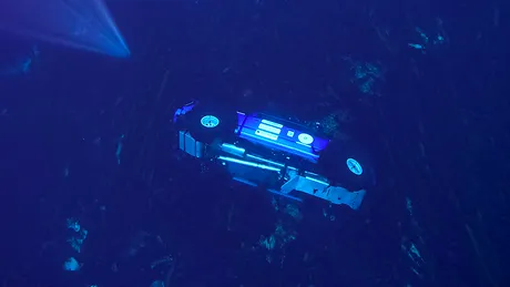 Operațiune de recuperare a unui Ford F-150 scufundat sub gheața arctică