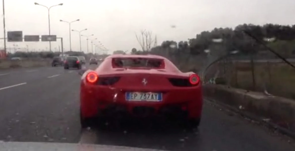 Un şofer distruge un Ferrari de peste 200.000 de euro în timp ce face o manevră prostească – VIDEO
