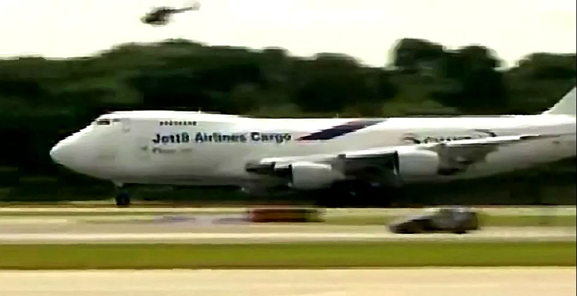 Porsche 911 GT3 Cup vs Boeing 747 Jumbo Jet