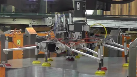 Uzina Dacia are peste 800 de roboţi şi vehicule autoghidate - VIDEO