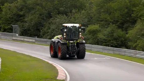 De pe câmp pe circuit. Cum se comportă un tractor pe Nurburgring?