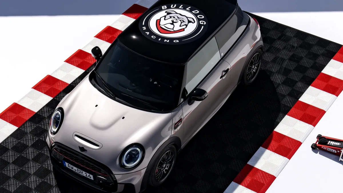 MINI John Cooper Works în ediția specială Bulldog Racing