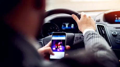 Inteligența artificială, folosită pentru a-i depista pe șoferii care utilizează telefonul mobil în timp ce conduc