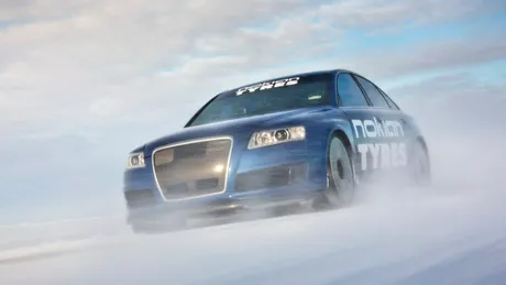 Record de viteză cu o maşină pe gheaţă: 336 km/h. VIDEO