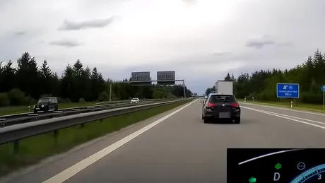 Frânare de urgență la 207 km/h pe Autobahn. Șoferul unui Golf a făcut o manevră în timp vorbea la telefon - VIDEO