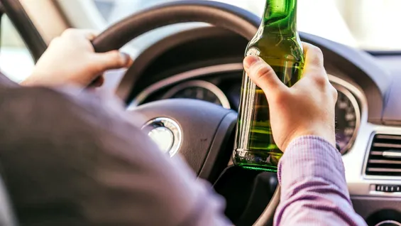 Mit sau realitate: Poți bea un pahar de bere și să conduci? În cât timp iese complet alcoolul din sânge