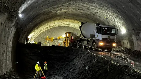 Iarna nu oprește Autostrada A1: Peste 800 de muncitori și 200 de utilaje lucrează la tunelurile Margina-Holdea în plin viscol