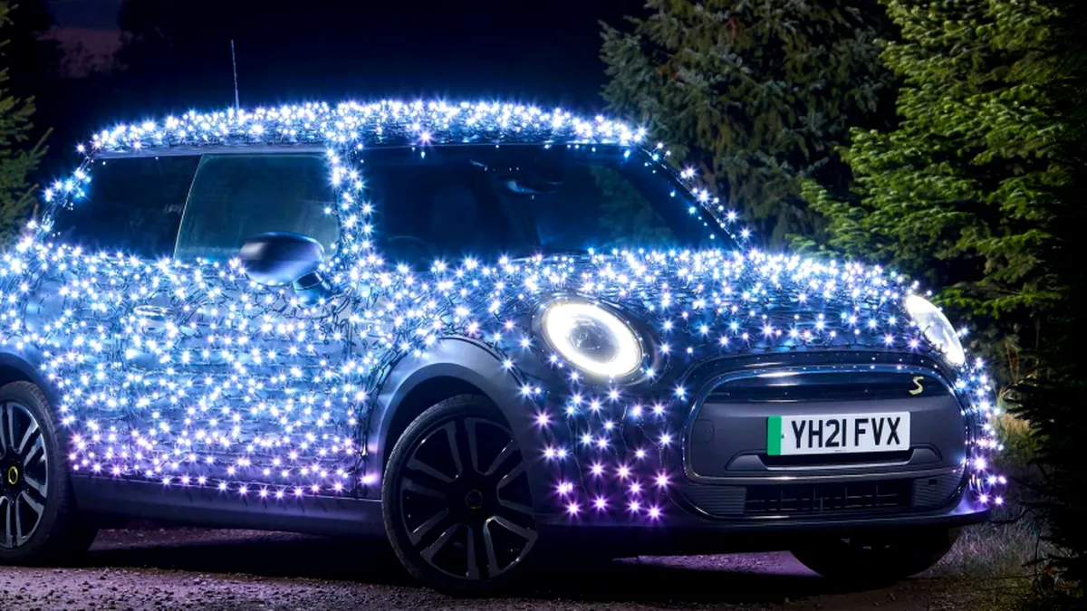 VIDEO. Un Mini electric a primit mii de luminițe de Crăciun. Din ce motiv?