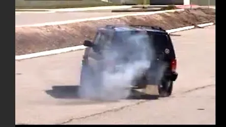 Drift cu Jeep Cherokee în parcare? Oare cum s-ar termina asta... VIDEO