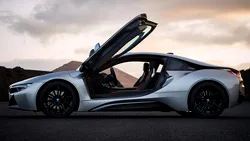 Cum a reușit o chelnăriță din SUA să cumpere în 8 zile 7 mașini de lux și 3 motociclete cu o simplă declarație