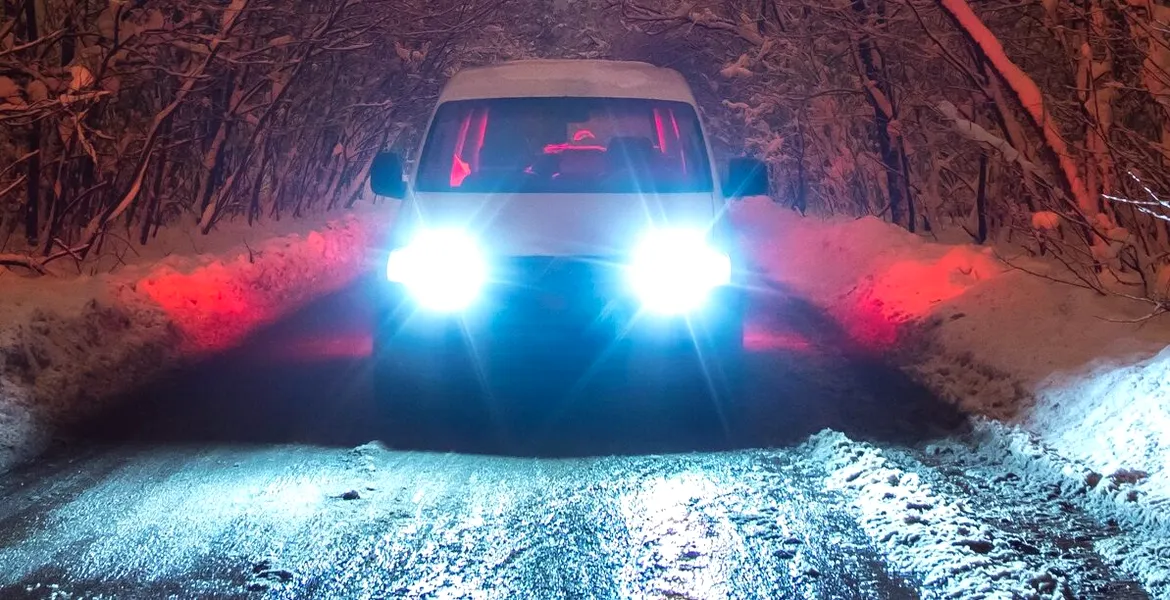 2025: Trebuie să folosești faza lungă și luminile de ceață când ninge? Amenda prevăzută de Codul Rutier