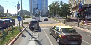 Accident în sensul giratoriu cu semafor. Cine e vinovat dacă ambii șoferi au „intrat” pe verde?