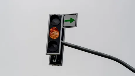 Ai voie să faci viraj la dreapta dacă semaforul verde intermitent este stins? Ce prevede legea rutieră
