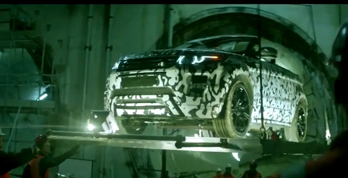 VIDEO: Range Rover Evoque cabrio se pregăteşte de lansare în tunelurile de sub Londra