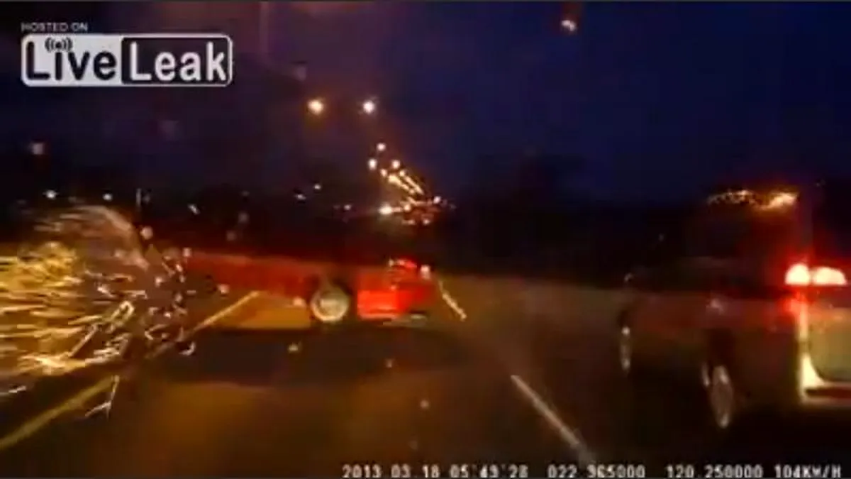 VIDEO: slalomul printre maşini pe autostradă se termină prost