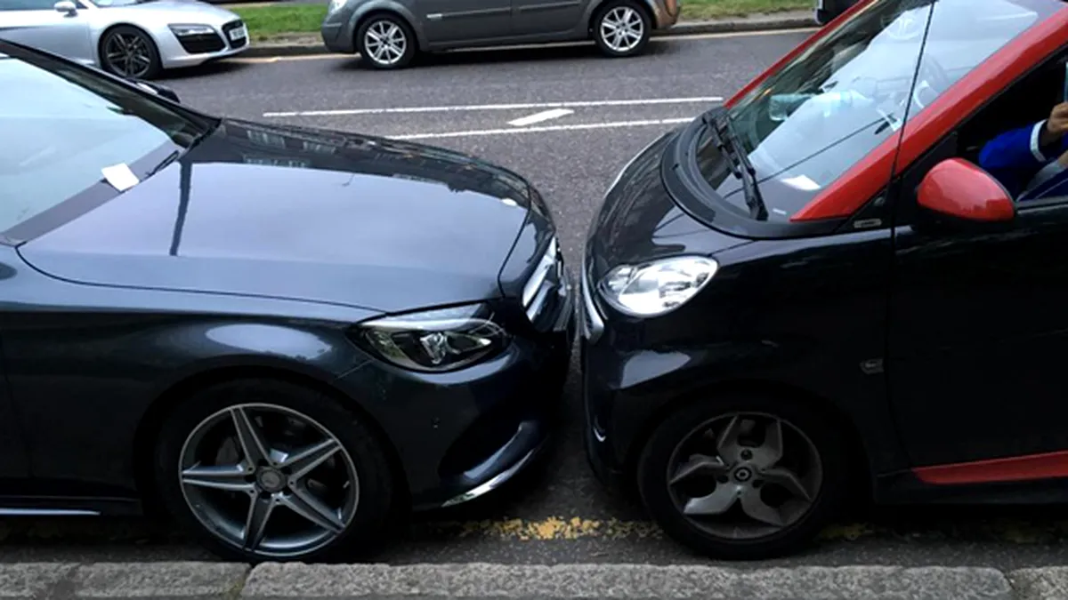 Smart Vs. Mercedes în parcare. Smart câştigă cu un mesaj de CASCO