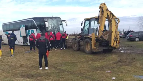Un autocar plin cu fotbaliști a rămas împotmolit în noroi într-un sat de lângă Timișoara