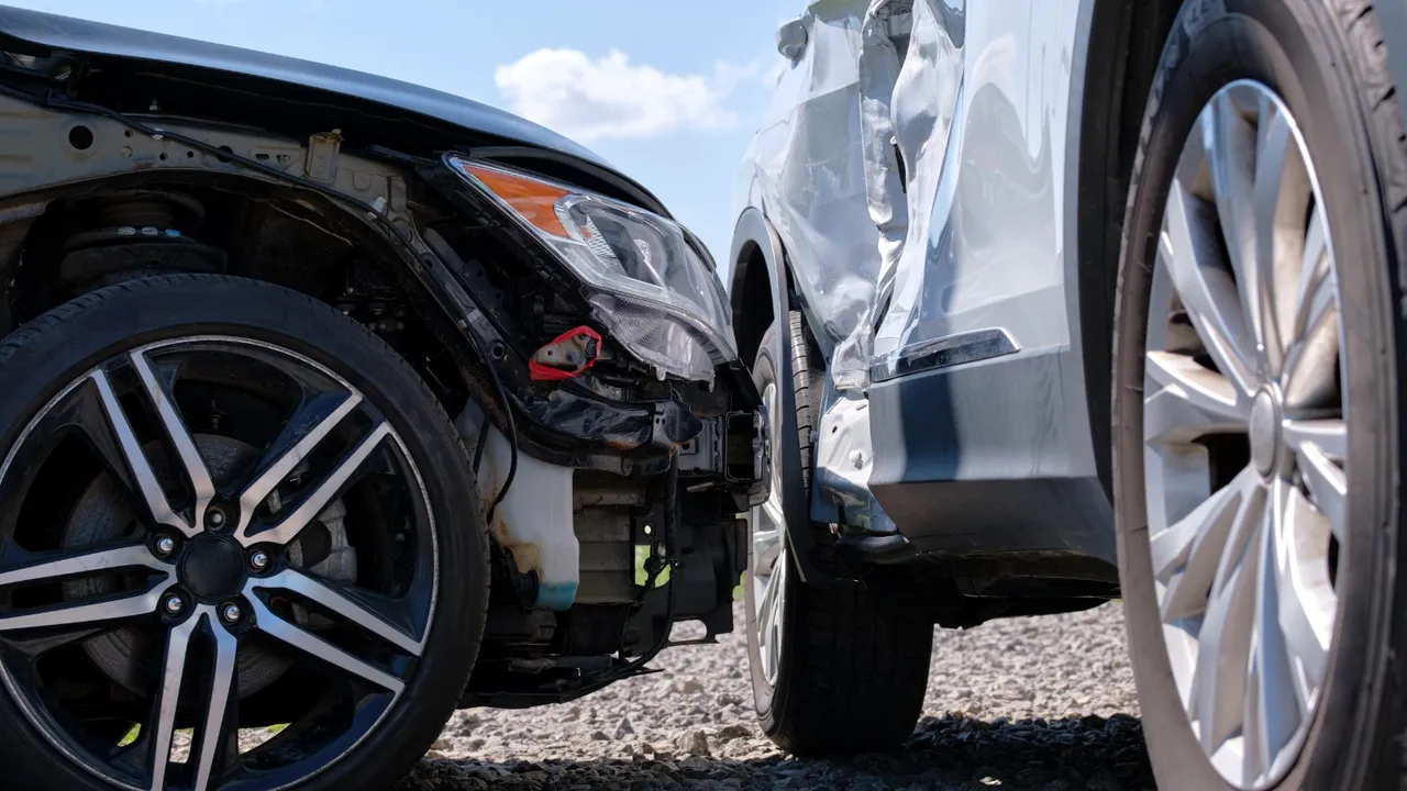 ce-faci-cand-soferul-vinovat-iti-da-date-de-pe-o-asigurare-expirata-procedura-in-caz-de-accidente-usoare 