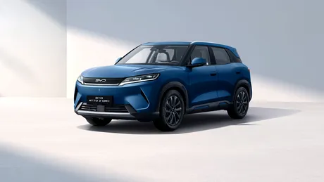 BYD Atto 2 DM-i se lansează în România și promite o autonomie de peste 1.000 KM. Poate fi un concurent pentru Duster