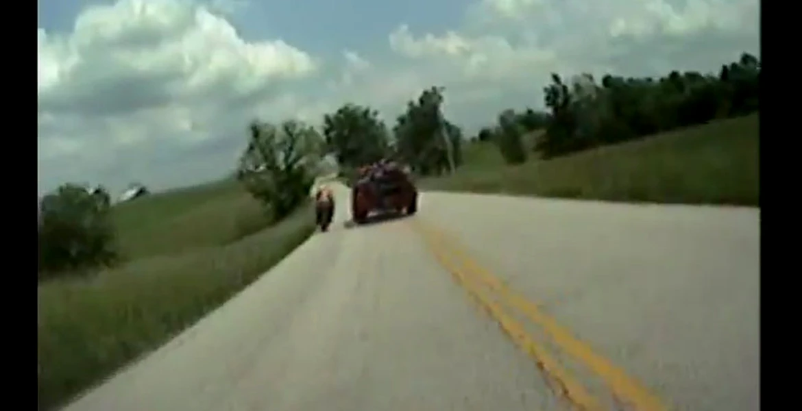 Un şofer inconştient încearcă să scoată un motociclist de pe drum
