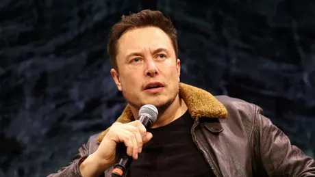 Acţiunile Tesla, din nou sub presiune, după ce Elon Musk a fumat marijuana într-un interviu, iar compania se confruntă cu plecări 
