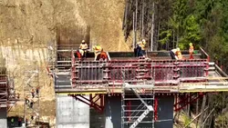 Peste 1.000 de muncitori și 200 de utilaje pe șantierul Cornetu-Tigveni al autostrăzii Sibiu-Pitești – directorul CNAIR