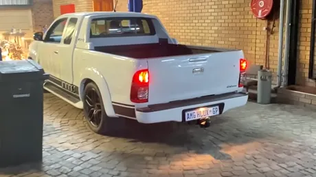 Toyota Hilux cu motor Mercedes-AMG este cel mai sălbatic pickup - VIDEO