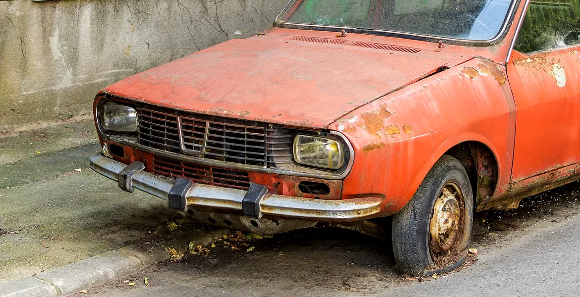 Adio, rable abandonate pe domeniul public! Legea care permite ridicarea în regim de urgență a fost promulgată de președinte