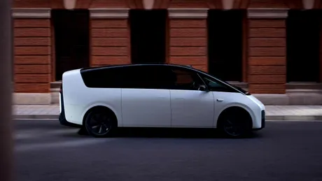 O mașină electrică a luat foc în mers. A ars complet în câteva secunde – VIDEO