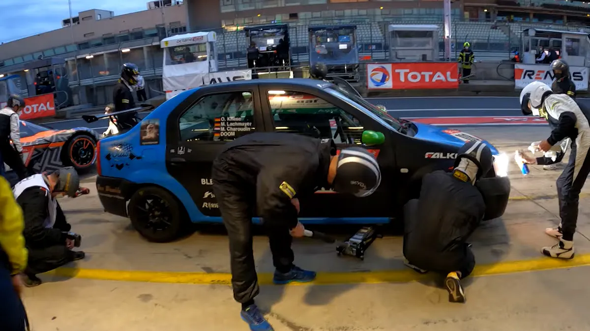 Dacia Logan concurează la Nürburgring printre supercaruri GT3. Competiție în care participă și Max Verstappen