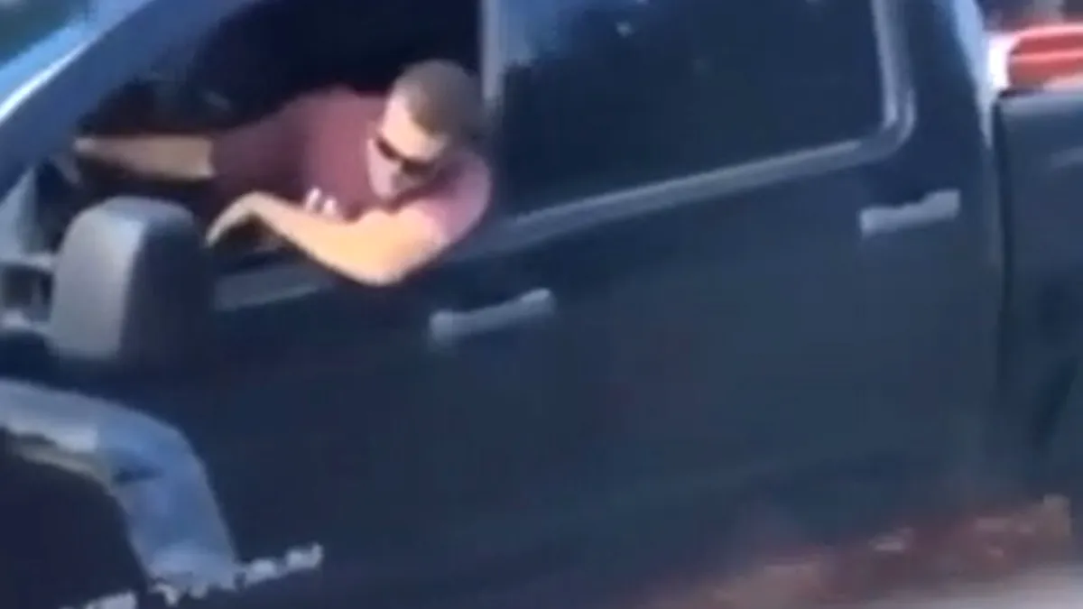 Cursă nebună cu un pick-up: în trei roți și cu capota acoperind parbrizul - VIDEO