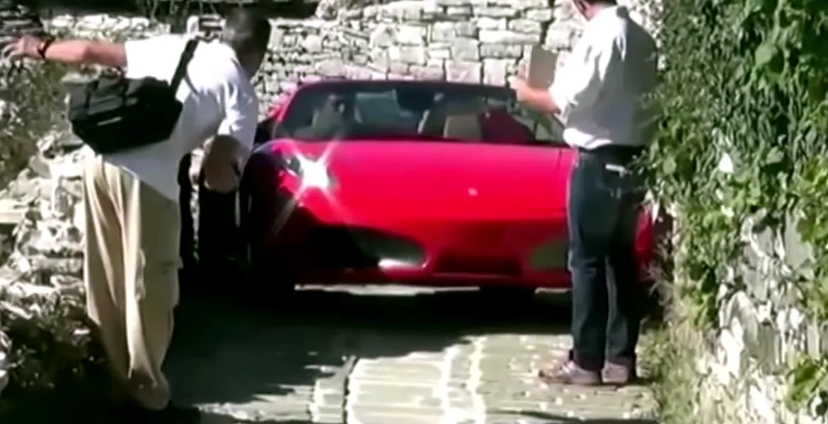 Dacă eşti claustrofob, mai bine nu te-ai uita la acest Ferrari strâmtorat