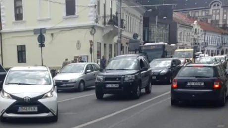 Un SUV a rămas în mijlocul unui bulevard din Cluj, după ce şoferul a fost reţinut de poliţie