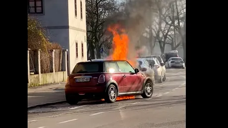 Un Mini Cooper a luat foc în Slovenia. Mașina a pornit de pe loc și s-a deplasat singură - VIDEO