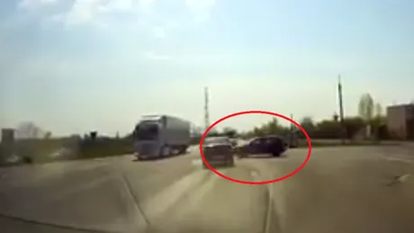VW Golf vs. TIR. O șoferiță a provocat un accident într-una din cele mai periculoase intersecții de pe Centura Bucureștiului - VIDEO