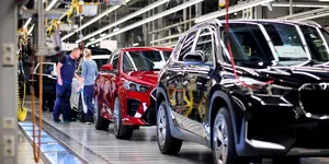 O fabrică BMW aniversează 40 de ani de existență. Ce modele produc bavarezii la Regensburg