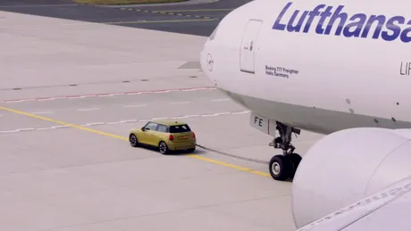 Primul MINI cu propulsie exclusiv electrică a tractat un Boeing 777F - VIDEO